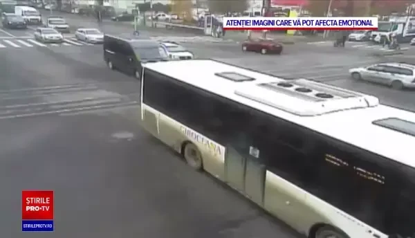 Scene șocante în Timișoara. Doi pietoni, spulberați pe trotuar, după ce șoferul ar fi făcut o criză de epilepsie