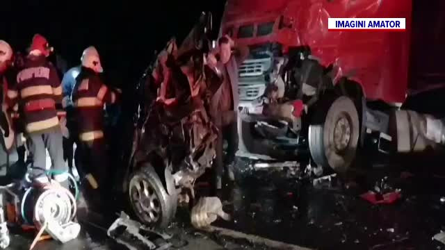 Patru oameni au murit după ce o mașină a fost prinsă între două tiruri, în Caraş-Severin