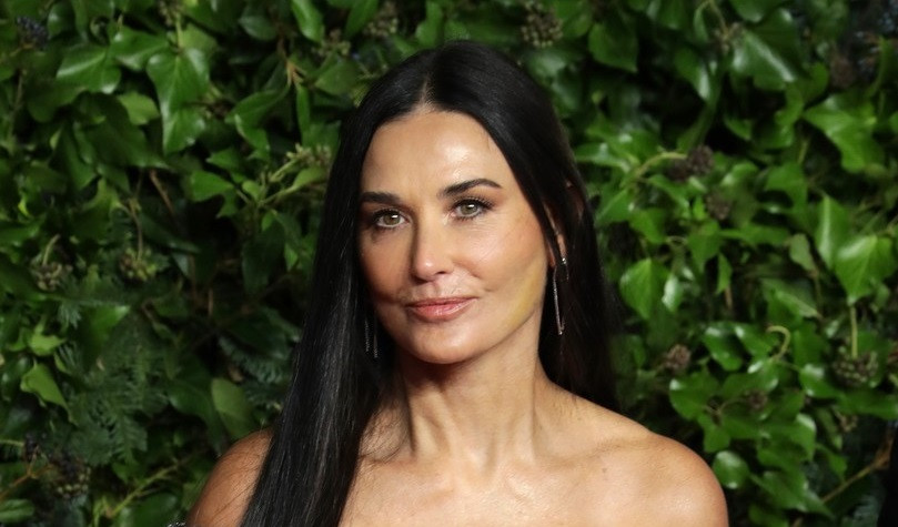 GALERIE FOTO Demi Moore, superbă la 59 de ani pe covorul roșu la Fashion Awards 2021