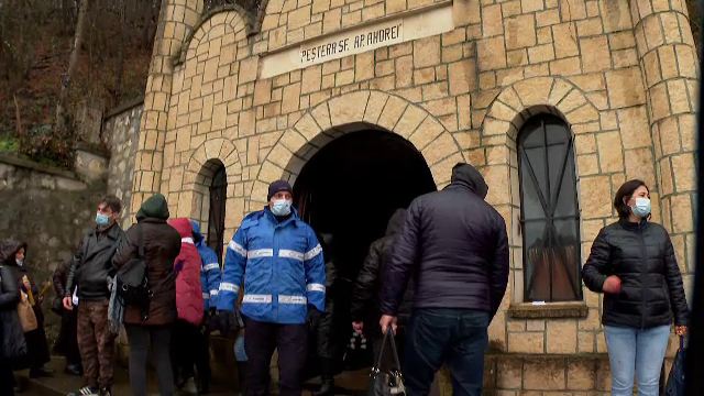 Mii de credincioși s-au închinat la Peștera Sfântului Andrei. De ce l-a sunat încontinuu IPS Teodosie pe ministrul de Interne