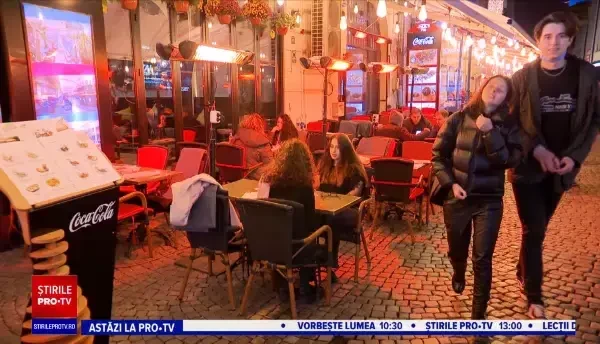 Forfotă mare la Târgurile de Crăciun din București. Oamenii s-au bucurat de vin fiert și deserturi speciale