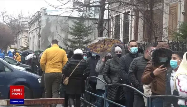 Mii de credincioși au stat ore întregi la o coadă de un kilometru, pentru a se închina la moaștele Sf. Andrei