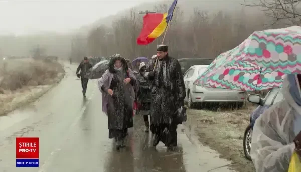 Mii de credincioși s-au închinat la Peștera Sfântului Andrei. De ce l-a sunat încontinuu IPS Teodosie pe ministrul de Interne