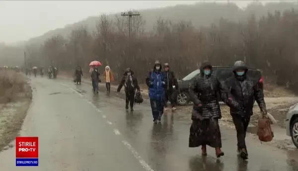 Mii de credincioși s-au închinat la Peștera Sfântului Andrei. De ce l-a sunat încontinuu IPS Teodosie pe ministrul de Interne