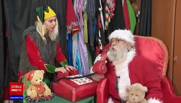 Moș Crăciun se pregătește de zor pentru a putea livra cadourile la timp, anul acesta. Ce se află în desaga lui