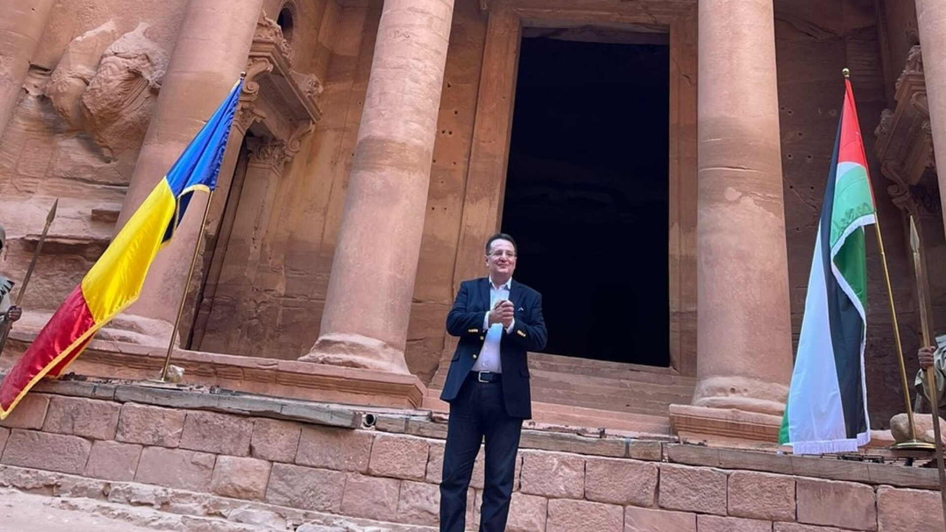 Drapelul României, arborat în Petra, unul dintre cele mai vizitate obiective turistice din Iordania