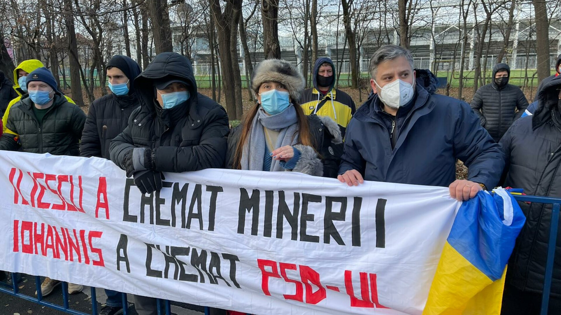 Protest de Ziua Națională: "Iliescu a chemat minerii. Iohannis a chemat PSD-ul"