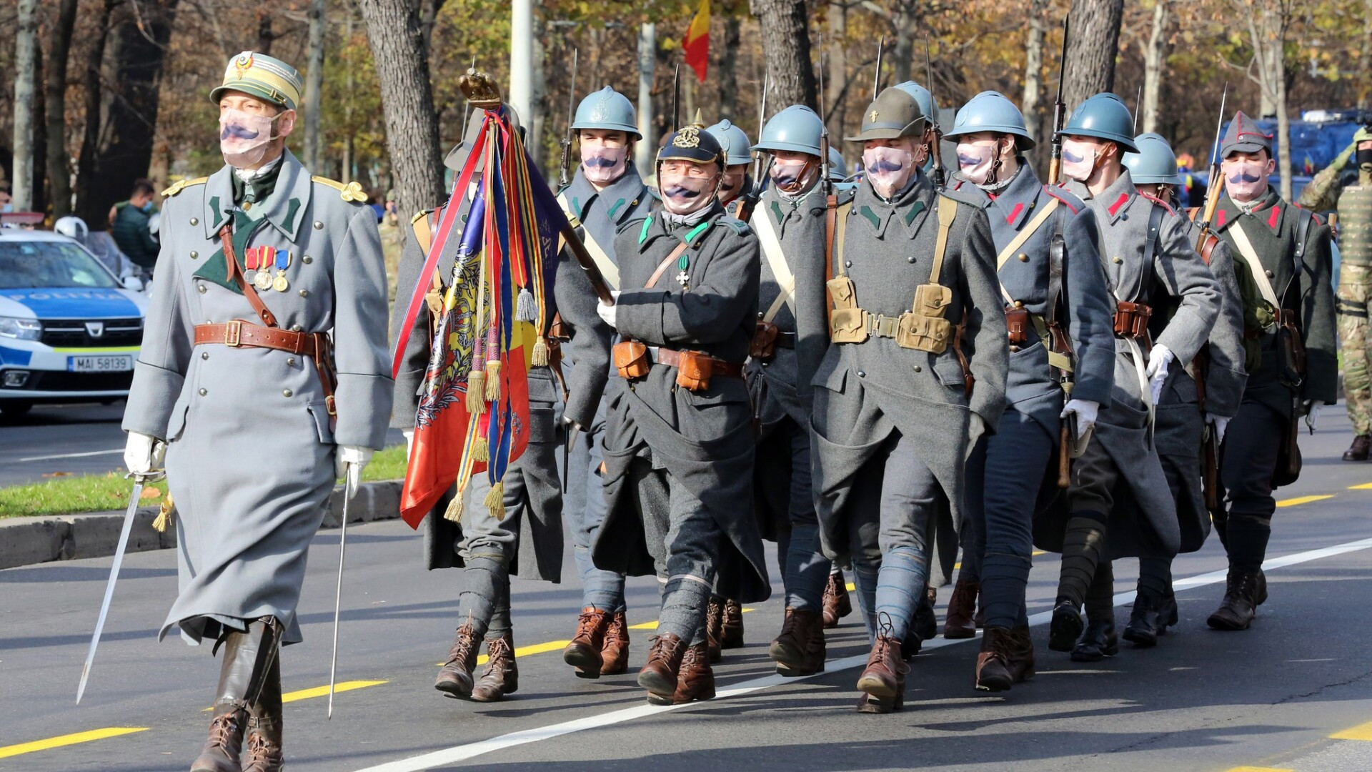VIDEO. Un detașament a defilat cu măști ”cu mustață” la parada de 1 Decembrie din București