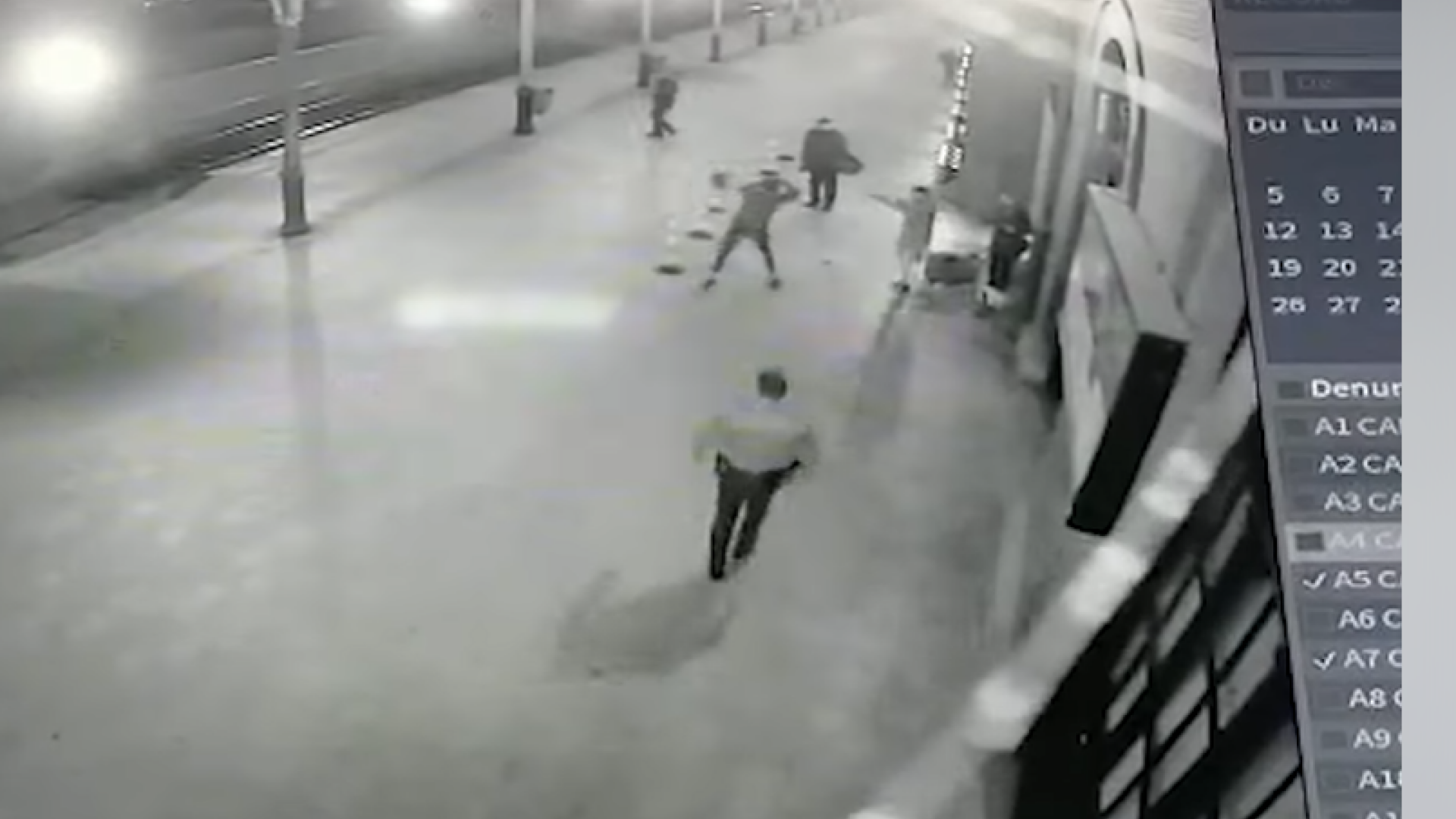 VIDEO Tânăr luat la bătaie de iubit într-o gară din Suceava pentru că l-a înșelat cu un travestit. O polițistă a intervenit