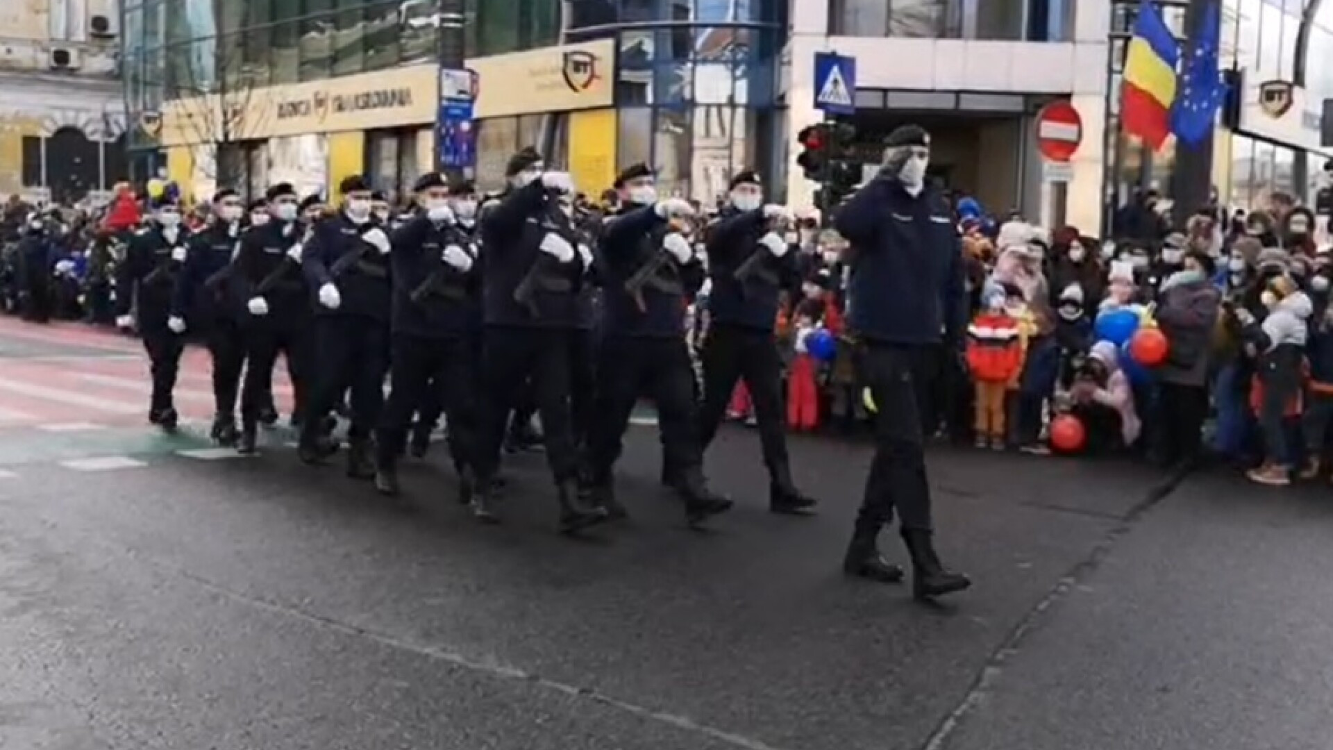 VIDEO. Jandarmii din Cluj, defilare stânjenitoare la parada de Ziua Națională. „Ne cerem scuze public”