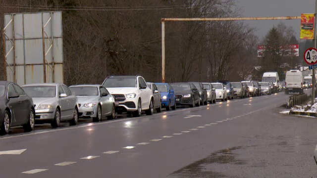 Aglomeraţie de maşini în Buşteni pe ambele sensuri de mers. Coloane de vehicule şi la intrarea în Capitală