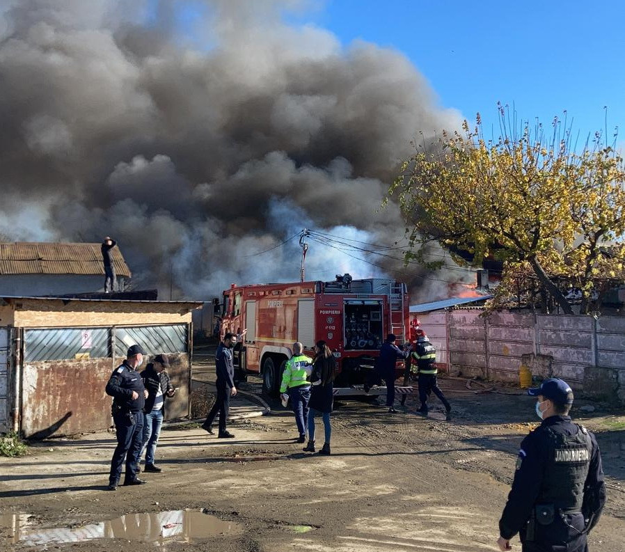 Un incendiu de proporții a lăsat 12 familii fără locuințe, în Constanța