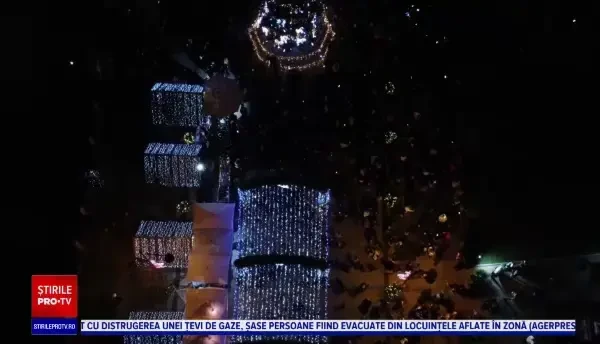 S-au aprins luminițele festive în mai multe orașe. Sute de oameni s-au bucurat de atmosfera festivă