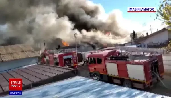 Un incendiu de proporții a lăsat 12 familii fără locuințe, în Constanța