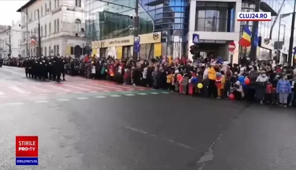 VIDEO viral. Un jandarm din București a alunecat și a căzut de pe cal de Ziua Națională