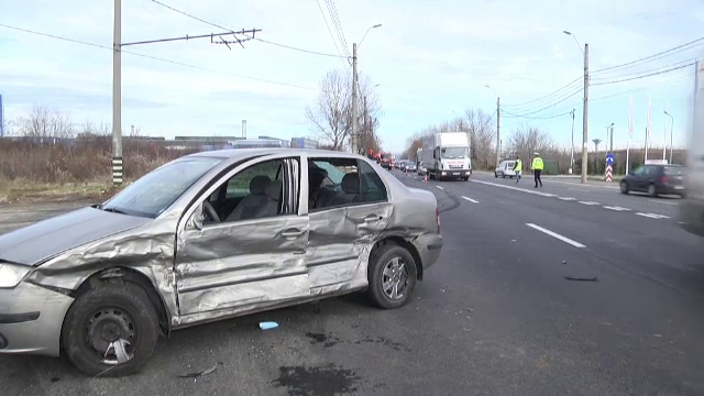 Trei răniți în urma unui accident provocat de un șofer care a schimbat banda fără să se asigure. „Am auzit trosc în faţa mea”