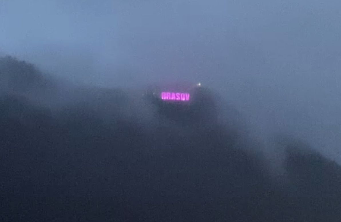 Literele de pe Tâmpa, colorate în mov, cu ocazia Zilei Internaționale a Persoanelor cu Dizabilități