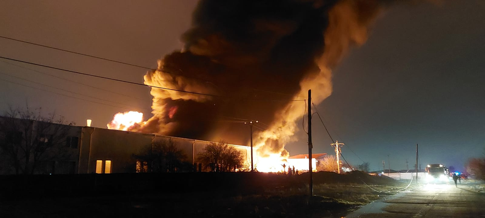 Incendiu violent la marginea Capitalei. Un depozit de frigidere vechi a fost cuprins de flăcări
