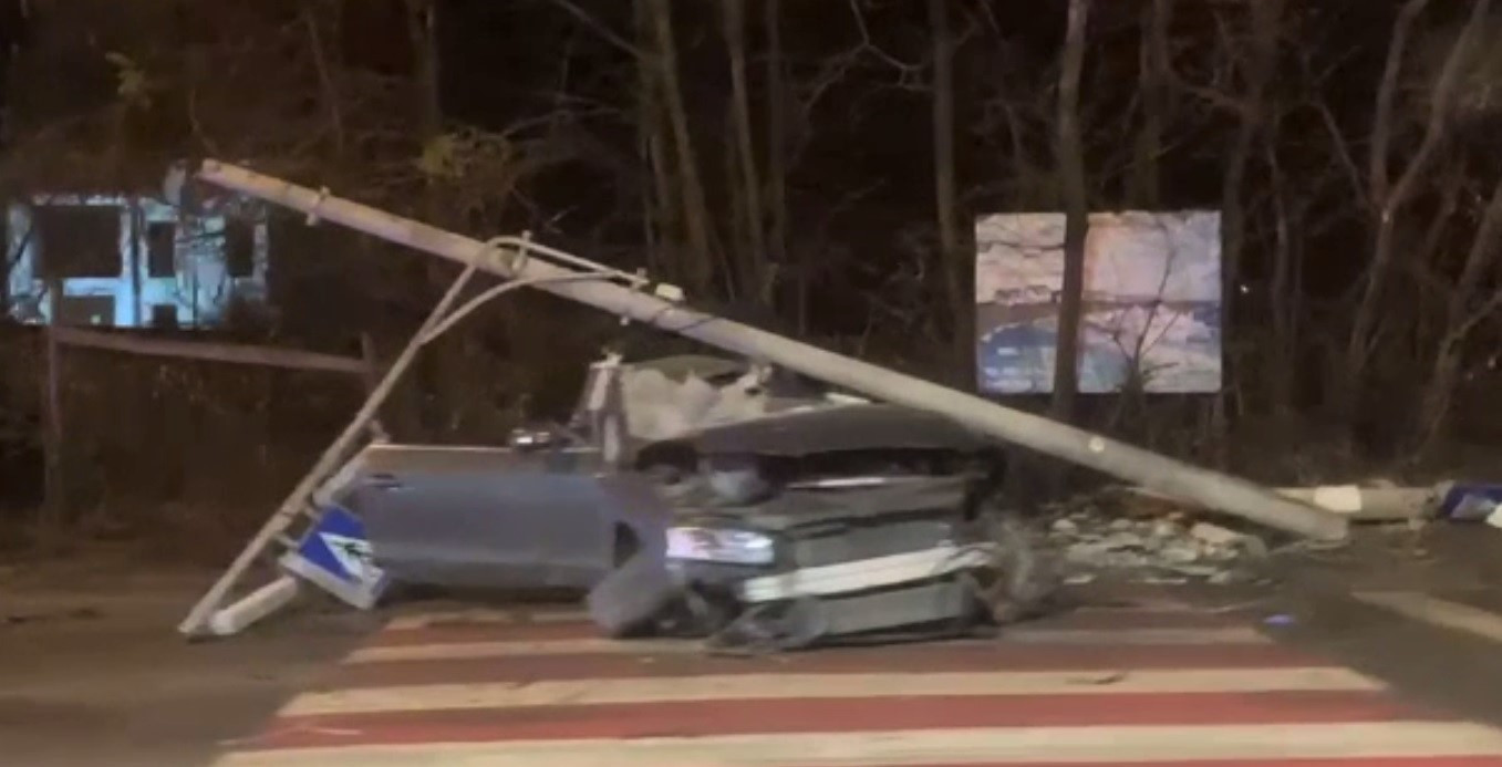 Galați: Un șofer și-a pierdut viața, după ce a derapat și a intrat cu mașina într-un stâlp de iluminat