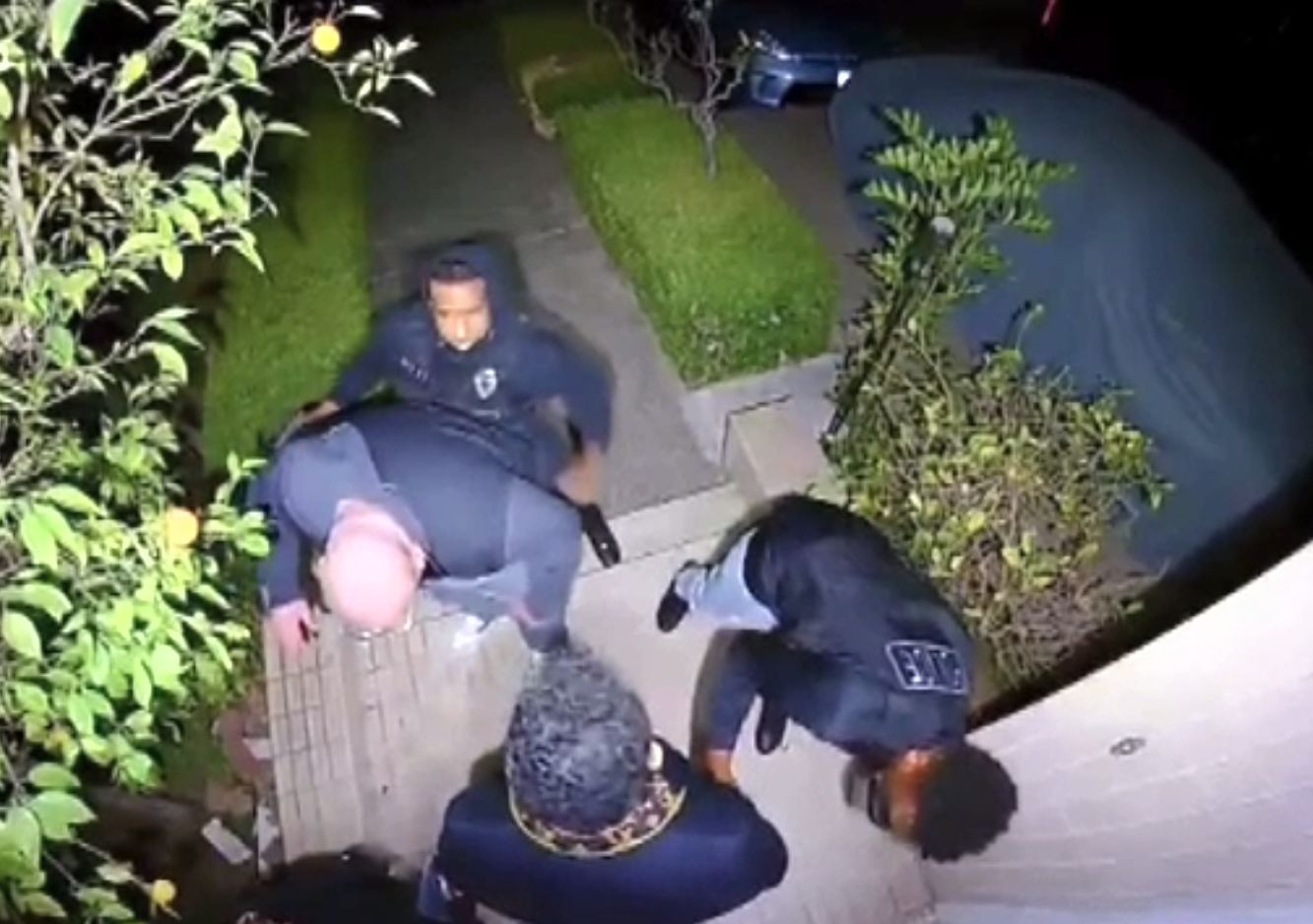 Hoții îmbrăcați în polițiști au golit o casă, sub amenințarea armelor. Jaful a fost filmat într-un cartier din Los Angeles