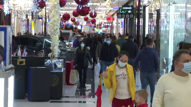 Darurile lui Moș Niculae îi bucură deopotrivă pe cei mici și cei mari. ”Am venit la cumpărături pe ultima sută de metri”