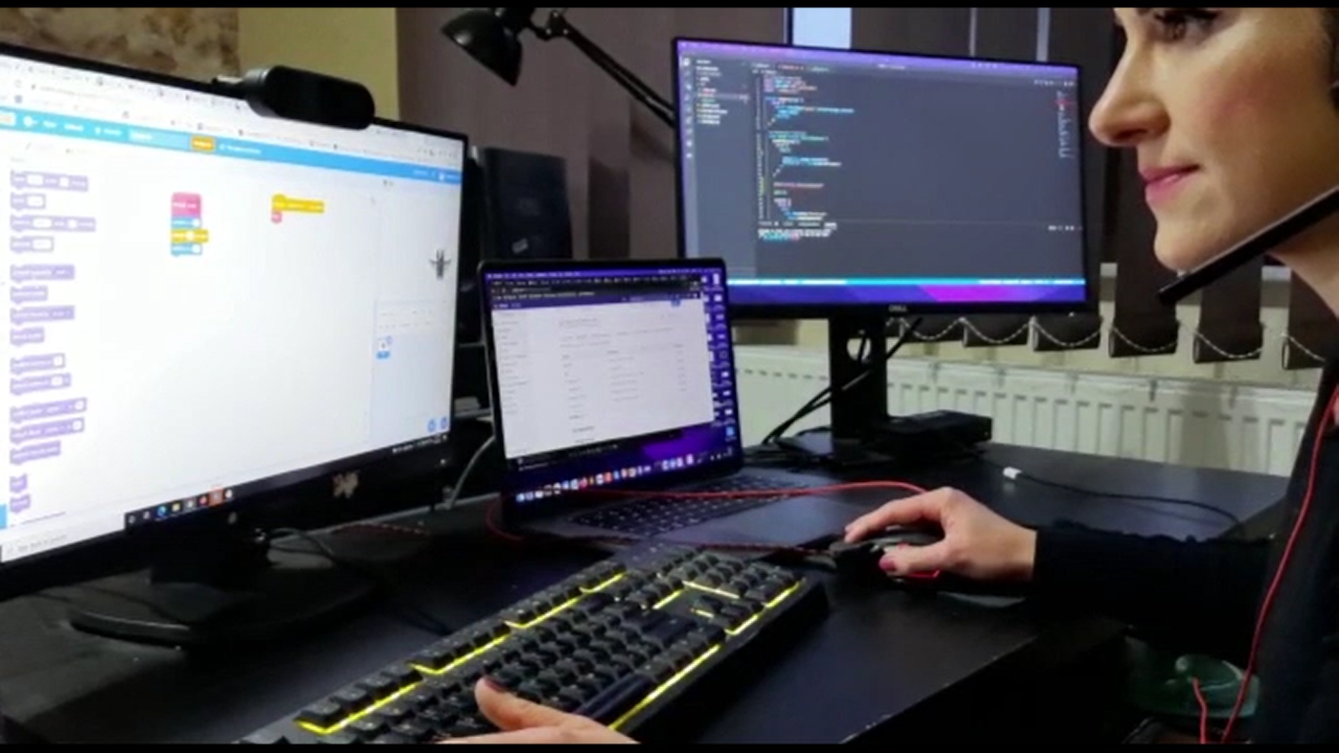 Voluntarii din România s-au mutat în online pentru a-i ajuta pe cei mici să devină informaticieni