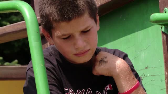 Copiii din România care se nasc în familii nevoiașe riscă să fie săraci și la maturitate. Cum putem combate acest fenomen