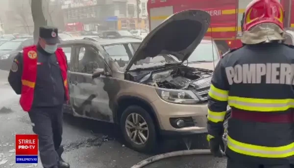 Un autoturism a luat foc pe Bulevardul Ferdinand din Capitală. Alte două vehicule, afectate de incendiu