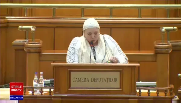 Circ în Parlament, la o ședință solemnă. Senatoarea Șoșoacă și-a pus o botniță