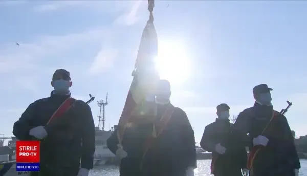 Sute de militari ai Forțelor Navale, membri ai echipajului Fregatei Regina Maria, au revenit în țară