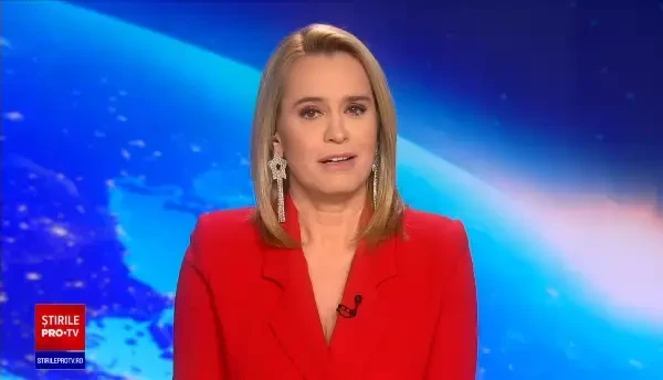 Primăria Panciu a instalat un brad de Crăciun atât de mare, încât mașinile nu mai au pe unde să treacă. Ce a făcut poliția