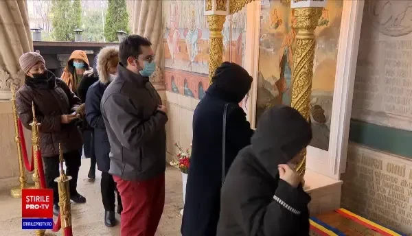Sute de enoriași au înfruntat frigul ca să ajungă la moaștele Sfântului Nicolae, în Capitală