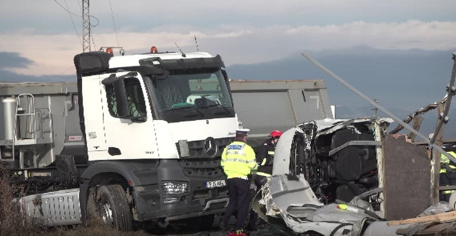 Accident pe DN1. Un șofer a ajuns la spital, după ce o dubă a lovit un camion