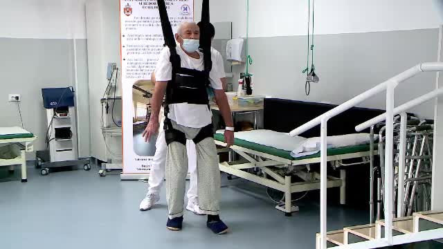 După ce a rămas în scaun cu rotile, un bătrân face zilnic exerciții de recuperare cu un aparat unic în România