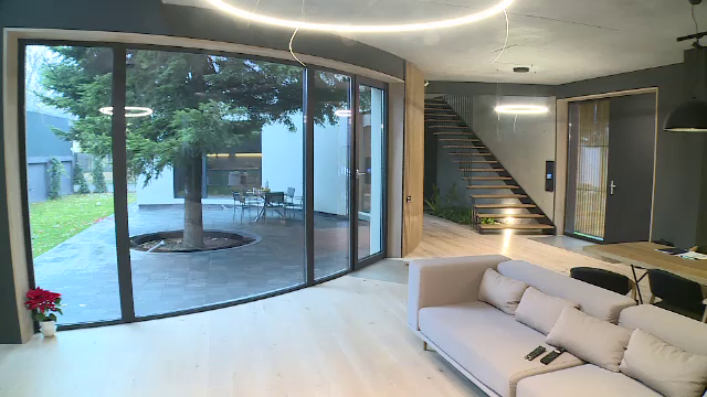 O vilă ridicată în jurul unui copac, în nordul Capitalei, cea mai apreciată locuință din anul 2021