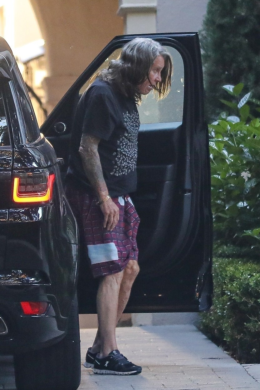 FOTO Ozzy Osbourne, de nerecunoscut din cauza problemelor de sănătate. Artistul a amânat mai multe concerte