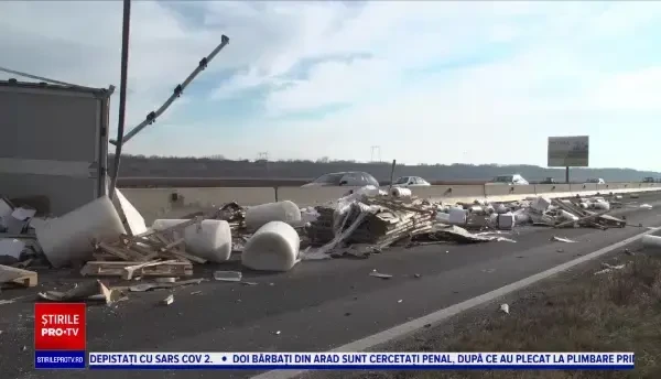 Accident pe DN1. Un șofer a ajuns la spital, după ce o dubă a lovit un camion
