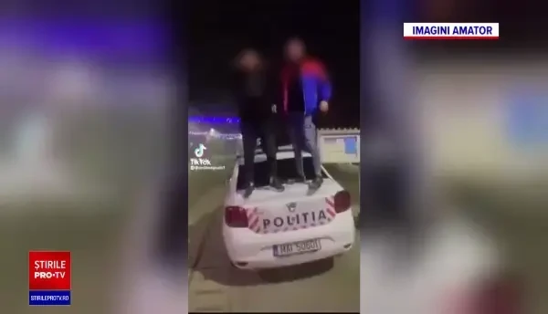 Doi adolescenți din Vrancea, reținuți după ce au postat pe TikTok cum dansau pe manele pe mașina de Poliție. Ce cântau
