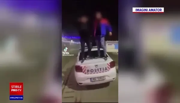 Doi adolescenți din Vrancea, reținuți după ce au postat pe TikTok cum dansau pe manele pe mașina de Poliție. Ce cântau