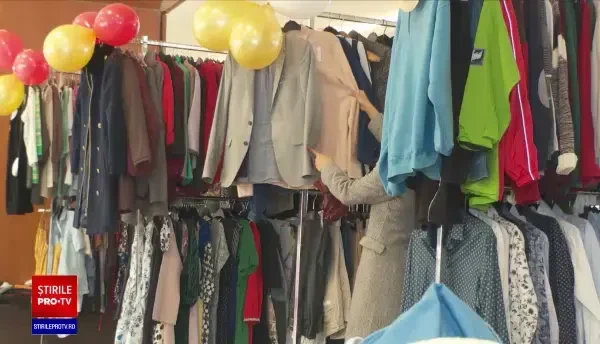 O echipă de voluntari și tineri designeri din Cluj-Napoca au recondiționat sute de haine. Banii strânși vor ajunge la copii