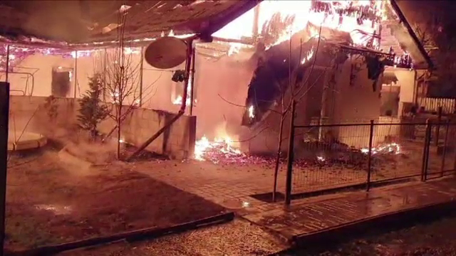 Trei familii din Bacău au rămas pe drumuri în plină iarnă, după ce casele le-au fost distruse de un incendiu