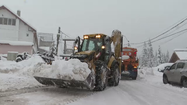 Pe Transalpina ninge încontinuu de 2 zile, iar drumarii abia fac față stratului de zăpadă. ”Nu pot să ies de aici!”