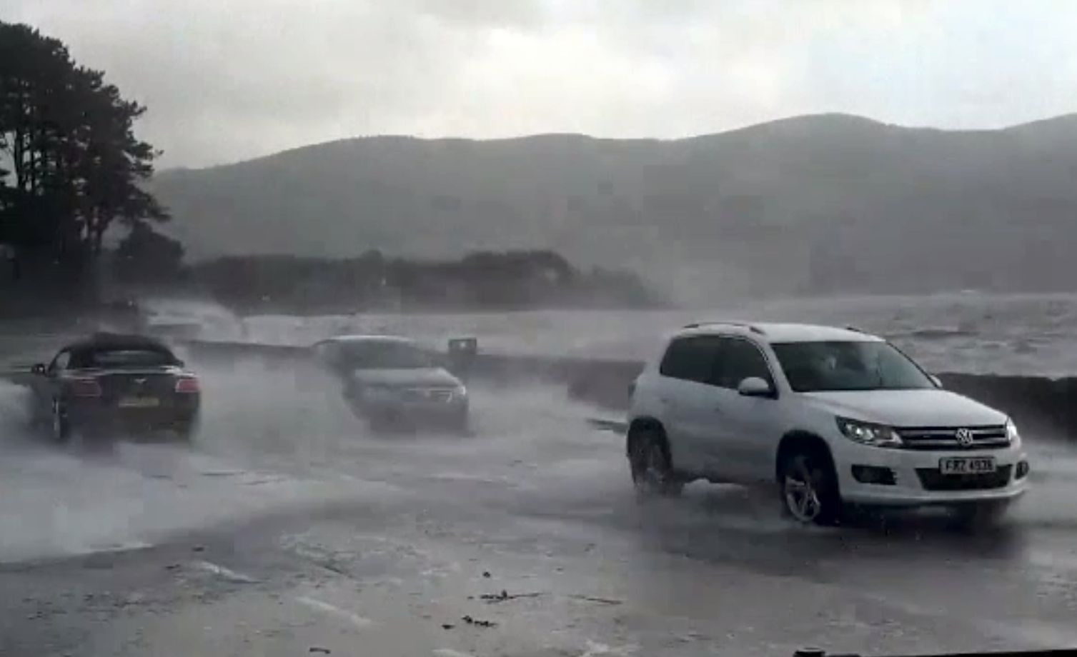 O furtună a făcut ravagii în Irlanda și Marea Britanie. Avertizările autorităților pentru „Barra”