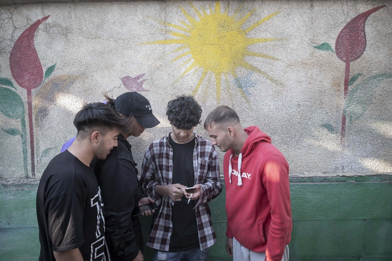 Instagram, acuzat că ajută adolescenții să facă rost de droguri. Rețeaua le sugerează până și conturile traficanților