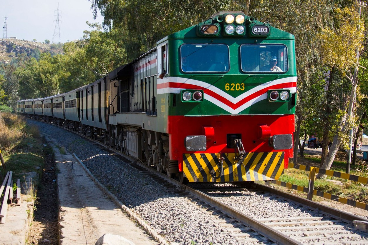Ce a pățit un conductor de tren din Pakistan care a oprit garnitura pentru a-și cumpăra un iaurt