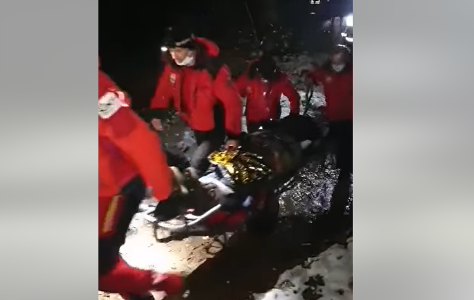 VIDEO O tânără cu tendințe de automutilare a fost preluată de salvamontiști. Femeia s-a tăiat pe abdomen și membre
