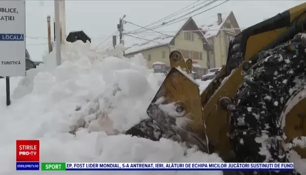Pe Transalpina ninge încontinuu de 2 zile, iar drumarii abia fac față stratului de zăpadă. ”Nu pot să ies de aici!”