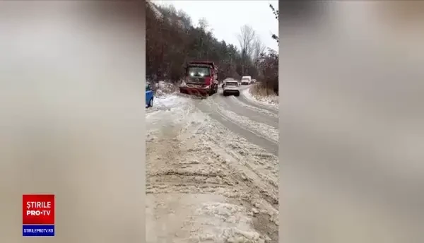 Pe Transalpina ninge încontinuu de 2 zile, iar drumarii abia fac față stratului de zăpadă. ”Nu pot să ies de aici!”