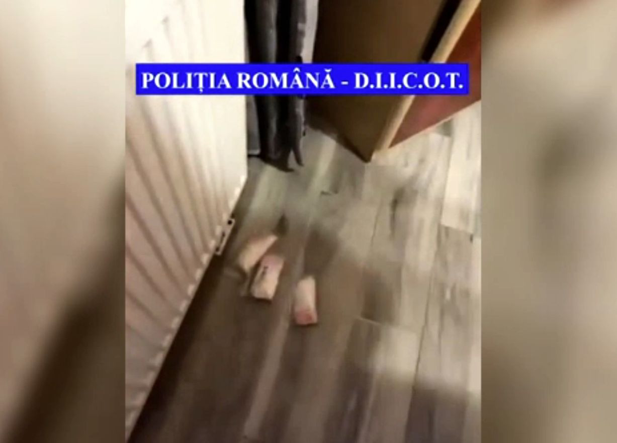 Droguri ascunse într-un calorifer, în locuința unor traficanți din Galați