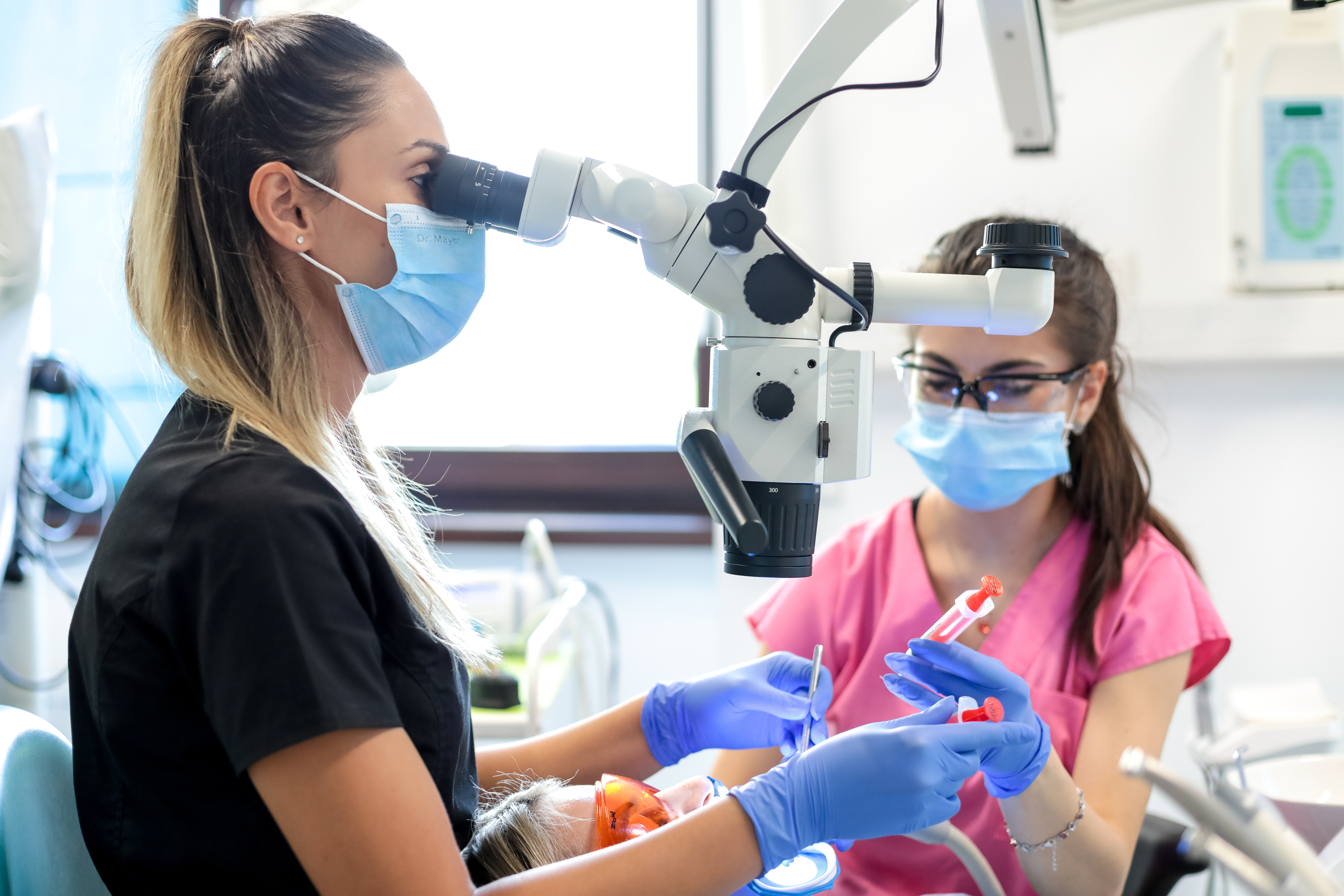 (P) Beneficiile tratamentului de canal realizat la microscop